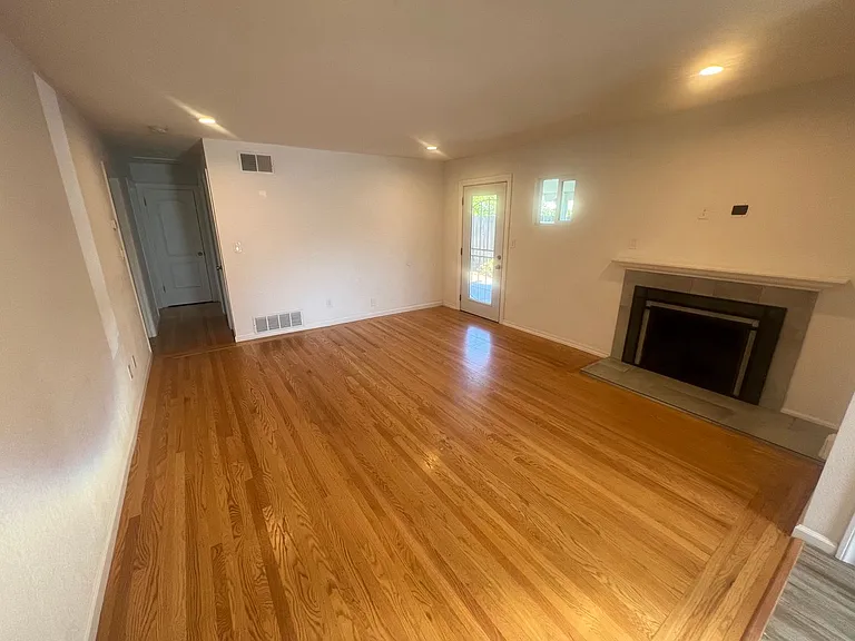 880 San Mateo Ct — Photo 2