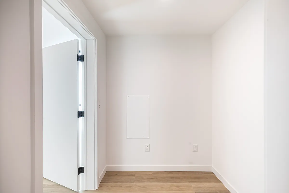 Building Photo - 829 1/2 Larrabee St #404