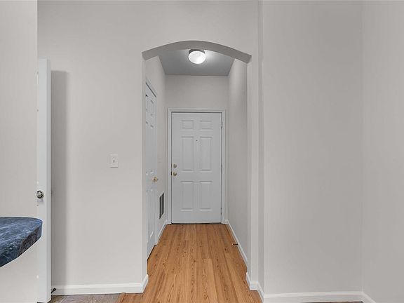 3rd image of 42 Kassebaum Ln APT 204