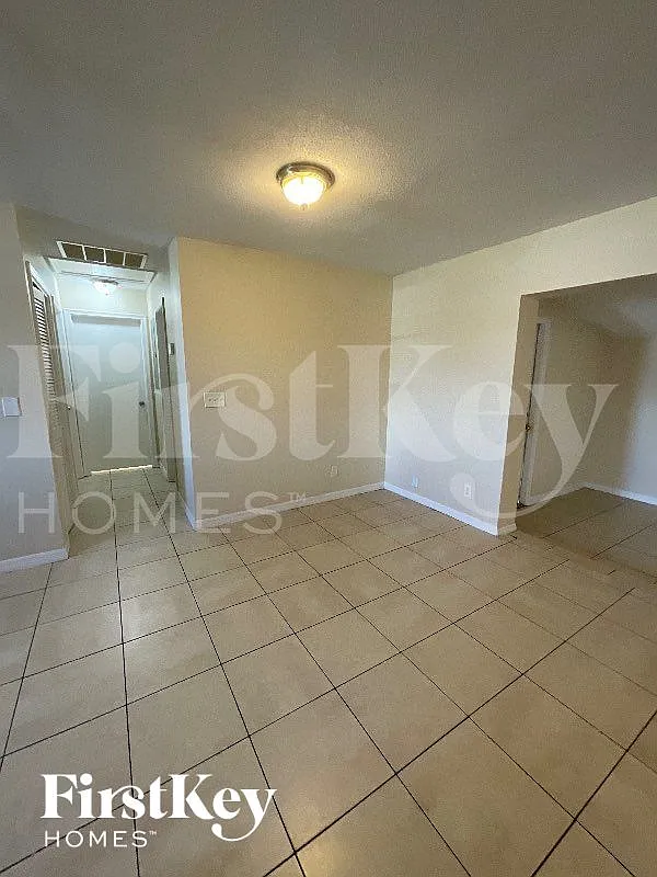 3 bed, 2.0 bath, 1942 sqft, $3,065 — Photo 4