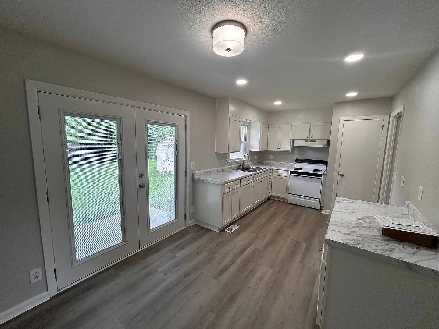 3Bed 1.5Ba available now- Now get 1st month rent free! — Photo 2