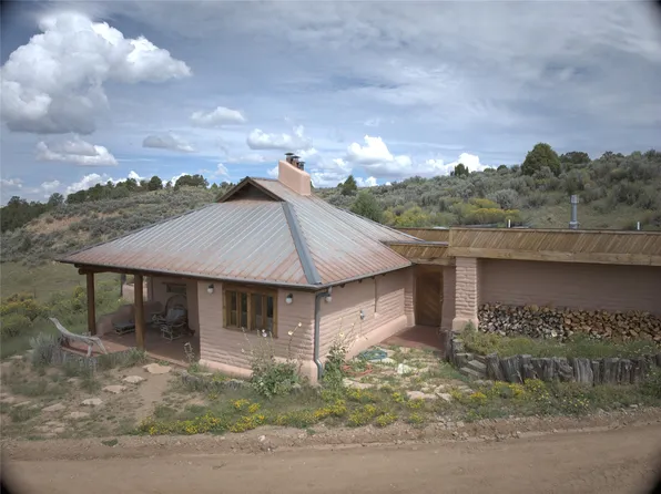 16 Groffman Rd, Regina, NM 87046