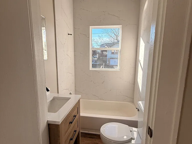 1558 Shelby St — Photo 7