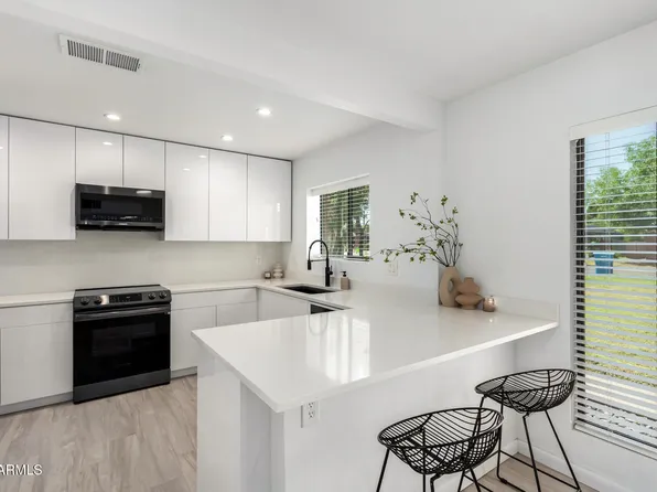 1126 E LAWRENCE Road, Phoenix, AZ 85014
