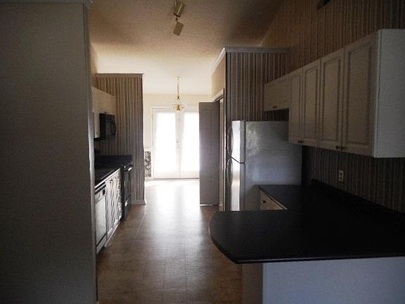 3rd image of 1221 Peyton Cir #B