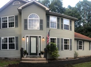 107 Ski Way Dr, Henryville, PA 18332