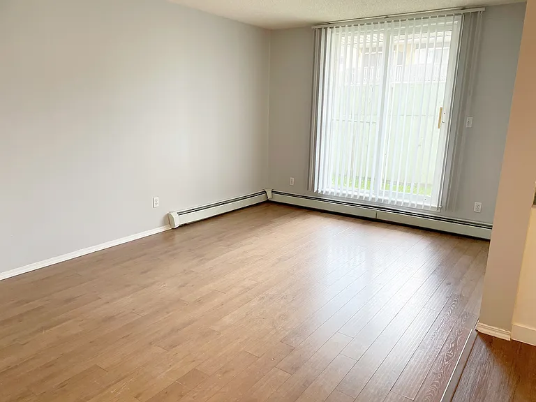 9501 Manning Ave — Photo 13