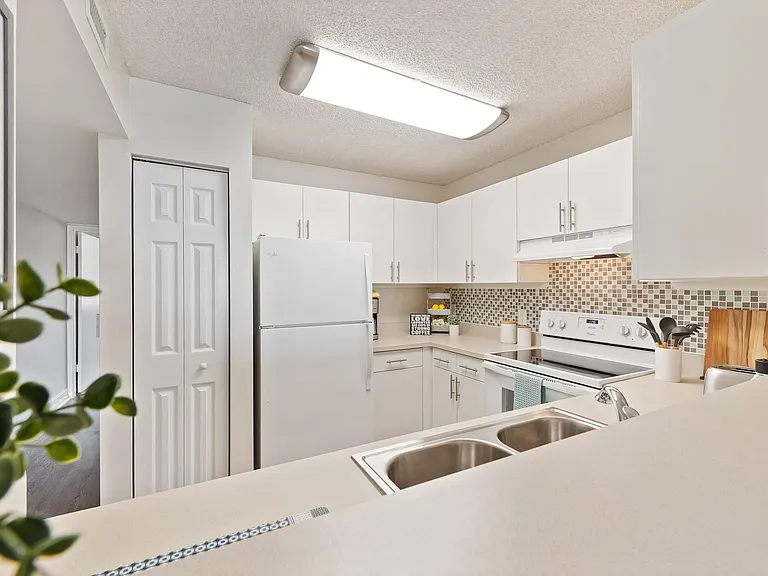 St. Tropez Apartments — Photo 12