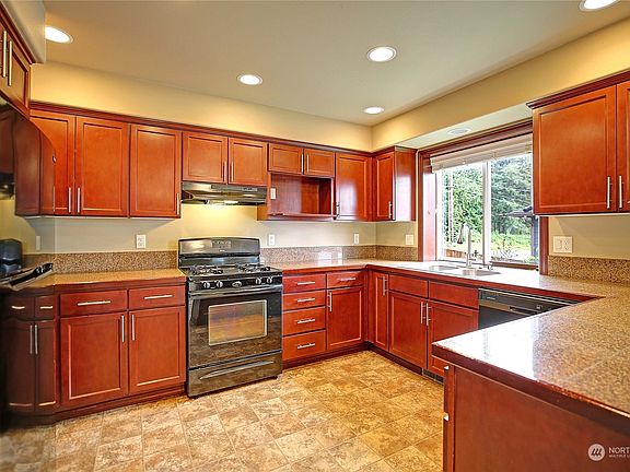 5th image of 28400 75th Drive NW