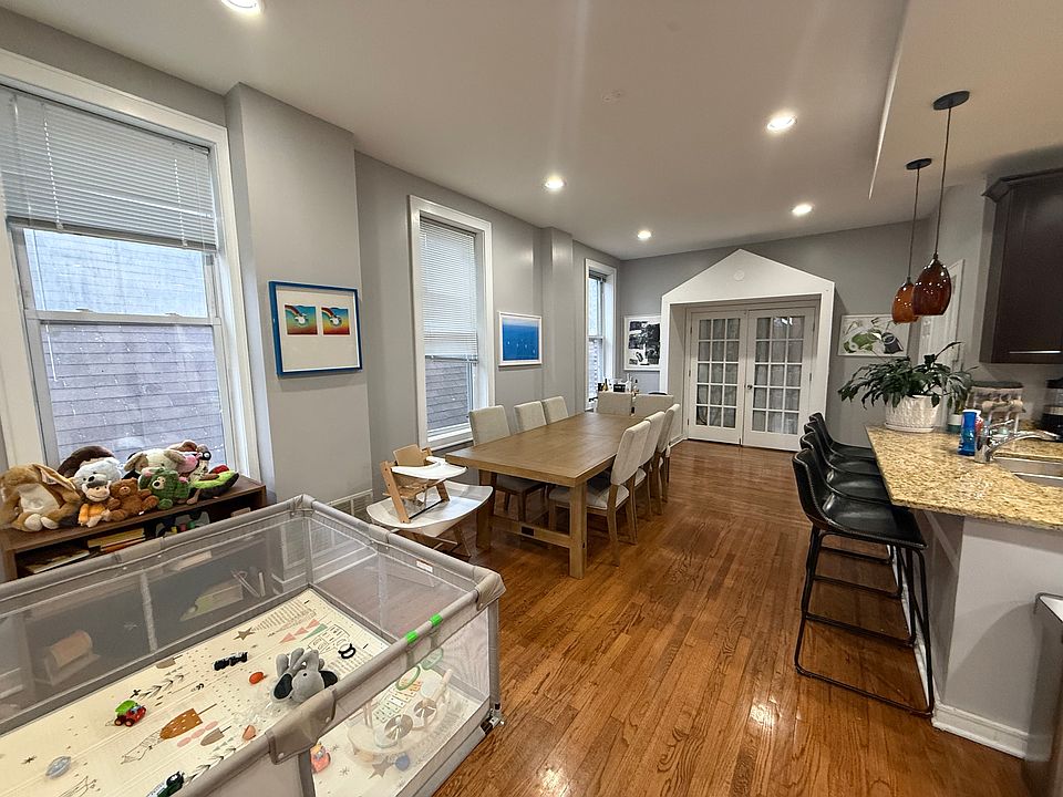 1st image of 1522 N Wood St #2