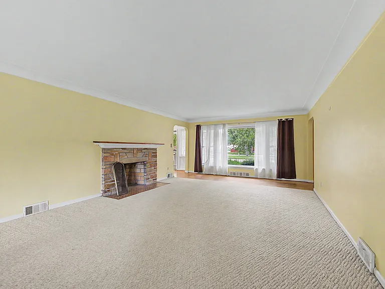 21236 Outer Dr — Photo 8