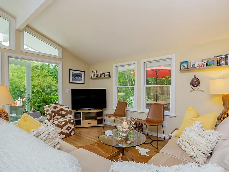 21 Hillover Rd E — Photo 25