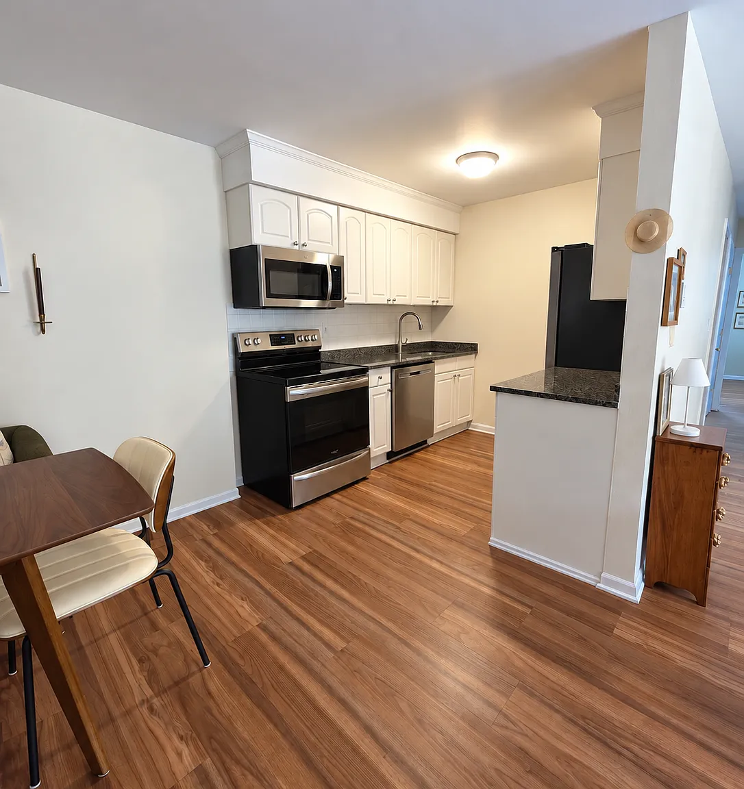 2 bed, 960 sqft, $2,200 — Photo 2