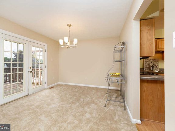 5th image of 720 Farnham Pl