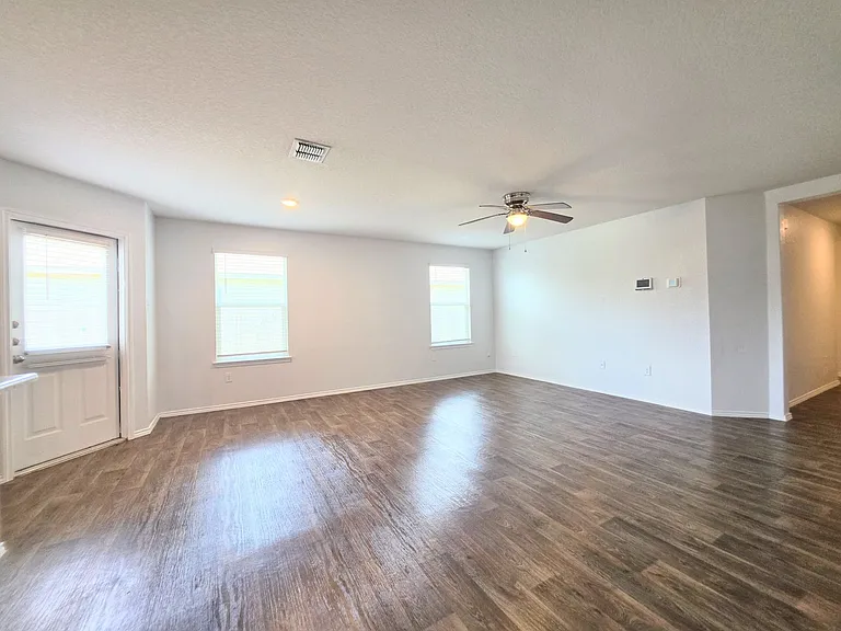 8006 Miranda Cyn — Photo 14