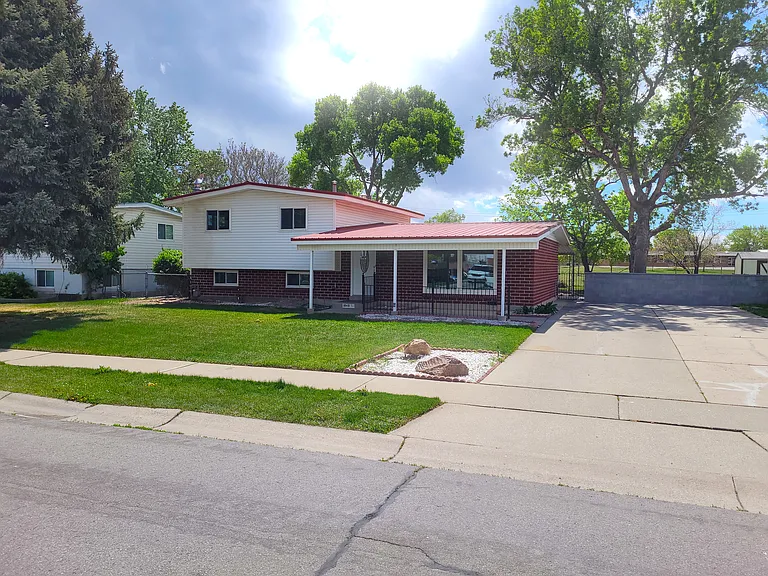 Well maintained yard. Plenty of parking and EV charging