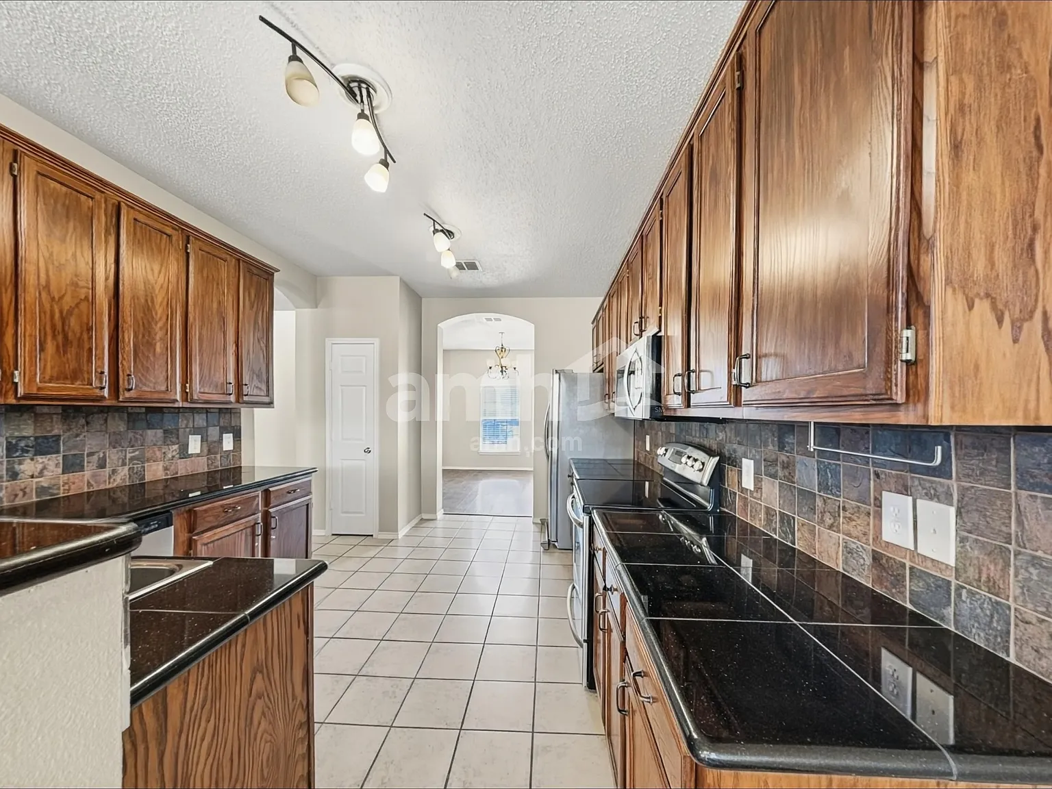 4 bed, 2.5 bath, 2451 sqft, $2,570 — Photo 4
