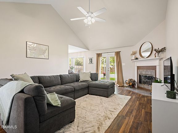 3rd image of 207 Belle Plaine Ave