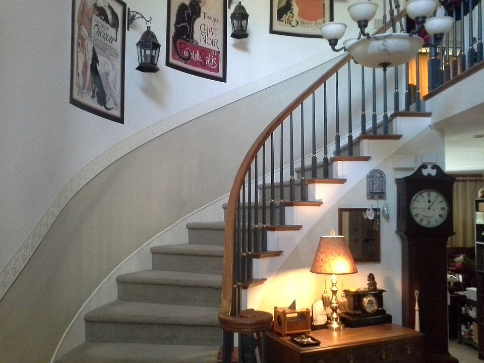 Foyer staircase