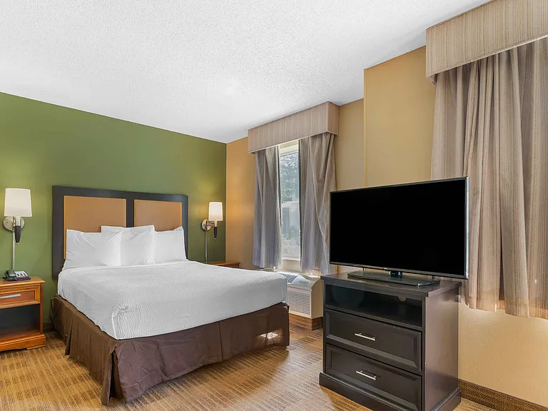 Deluxe Studio - 1 Queen Bed