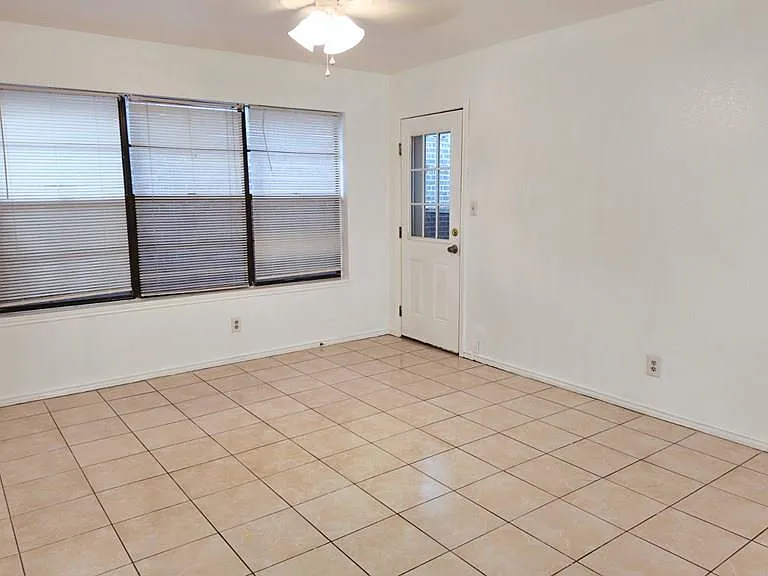 1802 Bobcat Ln — Photo 3