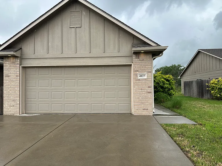 4827 N Hillside Ct — Photo 1