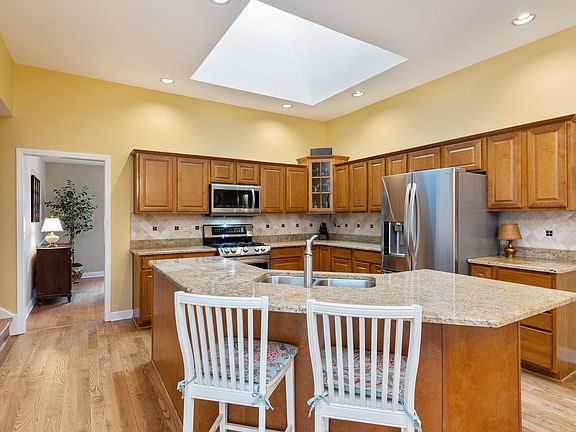 4th image of 8101 Edgebrook Ln
