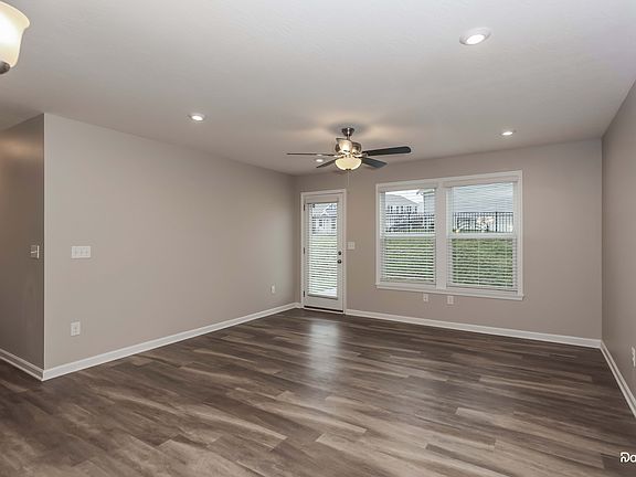 5th image of 718 Emerald Dr
