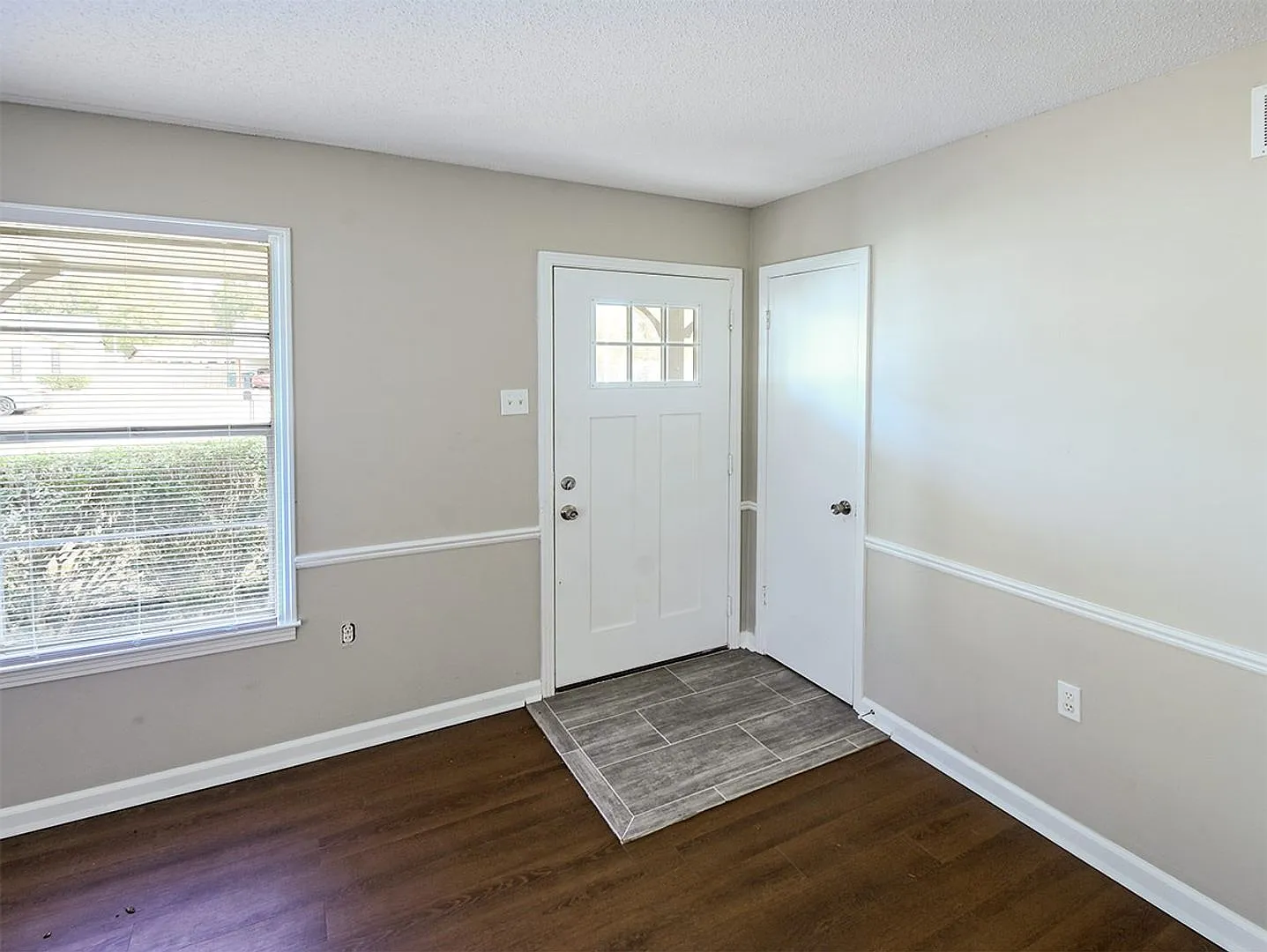 Fully updated 3 bed, 1.5 bath home with wonderful curb appeal north of Memphis. — Photo 2