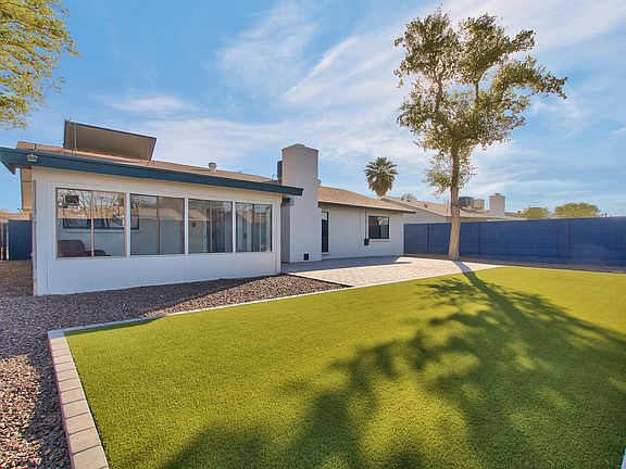 3rd image of 1048 W Hermosa Dr