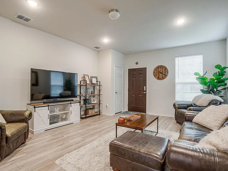 8144 Branch Hollow Trl — Photo 9