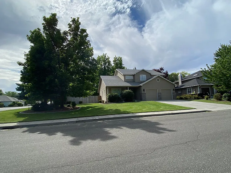 1331 Brentwood Ave — Photo 2