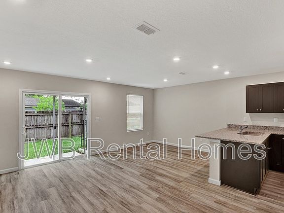 5th image of 606 Herman St