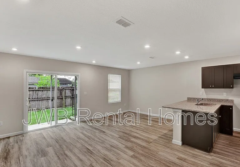 606 Herman St — Photo 5