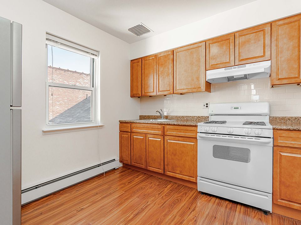 1st image of 2121 33rd Ave #3F