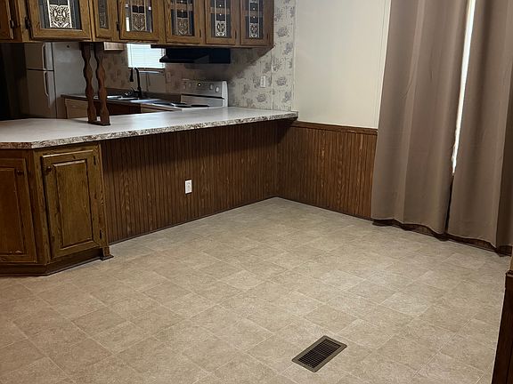 5th image of 15608 Shirley Dr