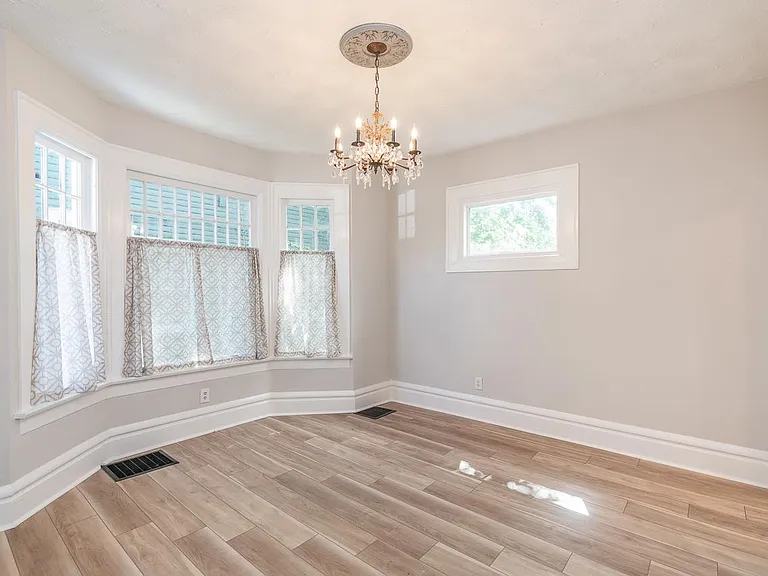 2435 Summit St — Photo 10