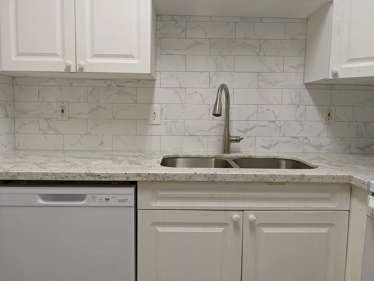 Building Photo - 2100 Tanglewilde St #421