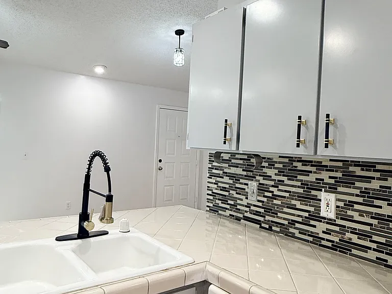 4414 Venice Dr — Photo 9