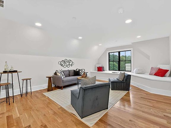 Vaulted top floor with built-in bench nook