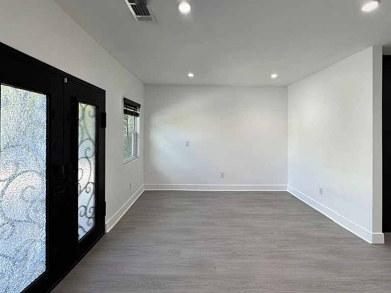 1206 N Alexandria Ave — Photo 8