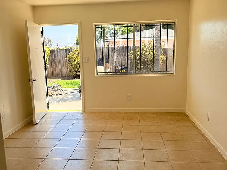 549 McIntosh St — Photo 1