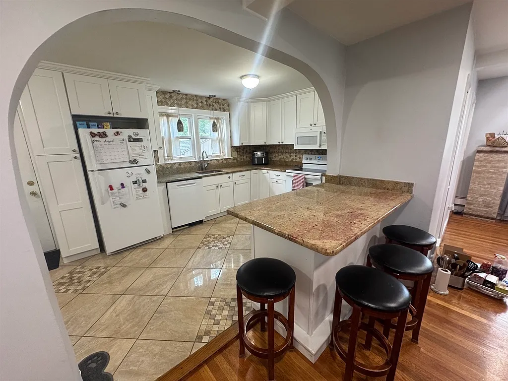 3 bed, 2.0 bath, 1200 sqft, $3,250 — Photo 2