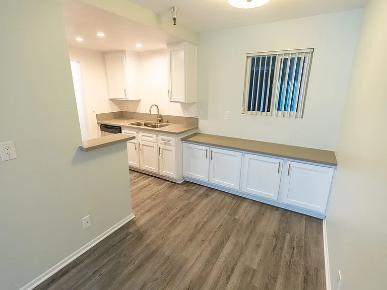 110 S Sweetzer Ave — Photo 56