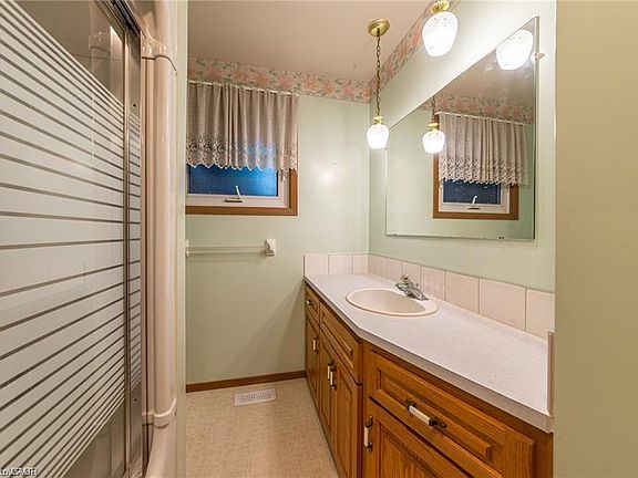 4th image of 136 Macgregor Cres