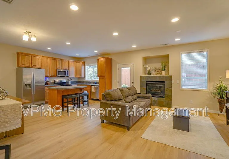5906 NE 56th St — Photo 3
