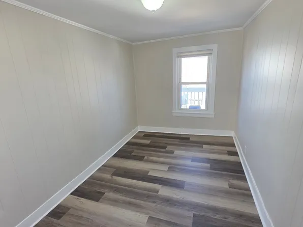  126 3rd Ave 2ndflr 1b/1b Renovated Newfloors Newpaint 1smpetok Prkg, 126 3rd Ave #2R, Woonsocket, RI 02895