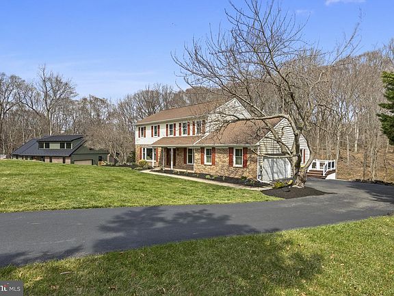 2nd image of 105 Carriage Dr