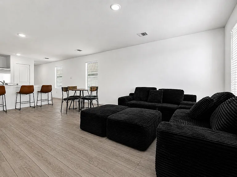 1527 Tiptop Mdw — Photo 6