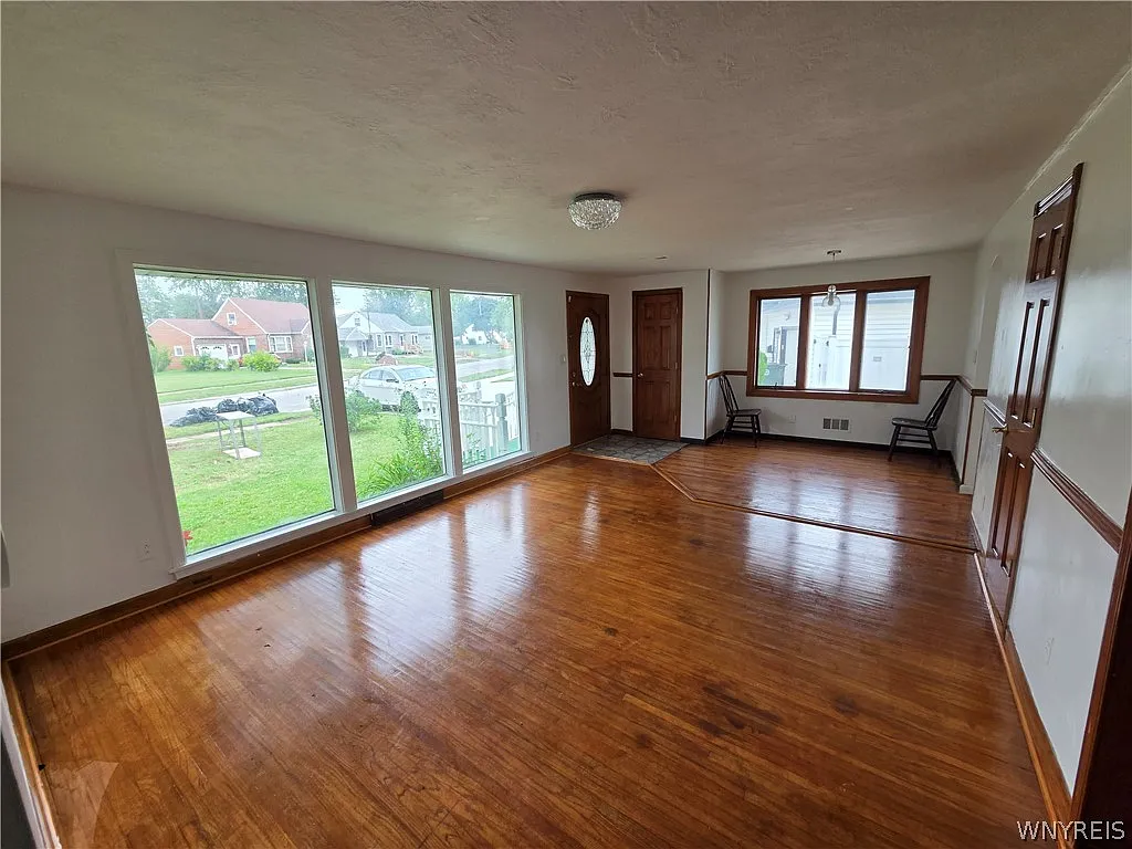 5 bed, 2.0 bath, 1988 sqft, $2,800 — Photo 3